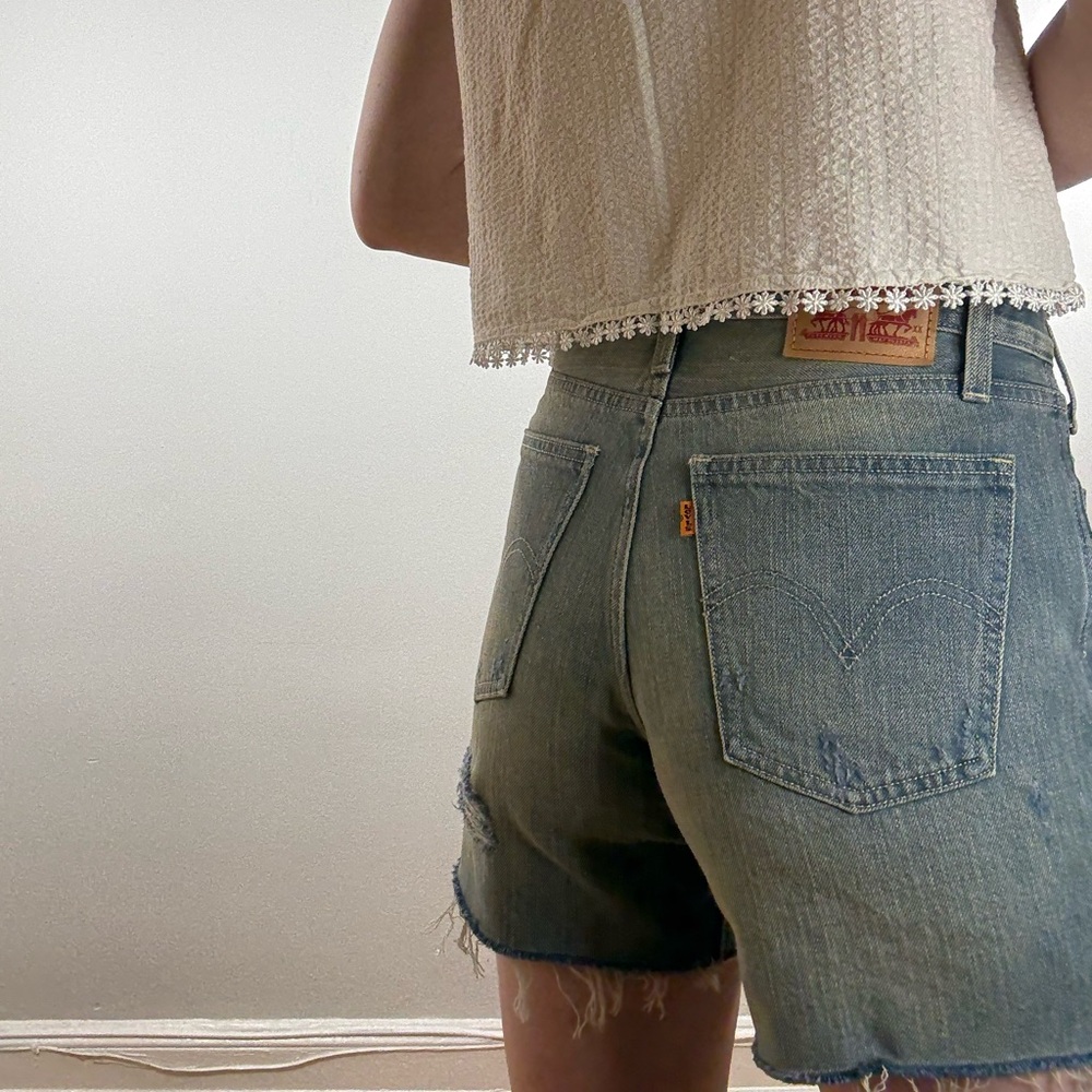 Levi’s Women’s 501 Mid Thigh Distressed Denim Short Size 26W - Picture 9 of 13